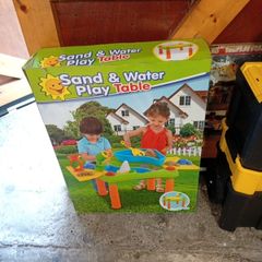 Sand and water play table