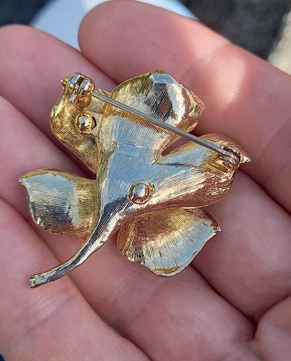 Vintage jewelry is sold individually for 5 to 10 euros