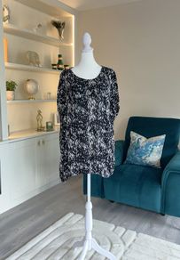 Ladies Black & White Short Sleeved Top from Kaffa Curve Size: UK 20 / EU 48