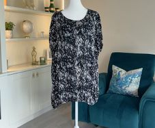 Ladies Black & White Short Sleeved Top from Kaffa Curve Size: UK 20 / EU 48