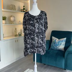Ladies Black & White Short Sleeved Top from Kaffa Curve Size: UK 20 / EU 48