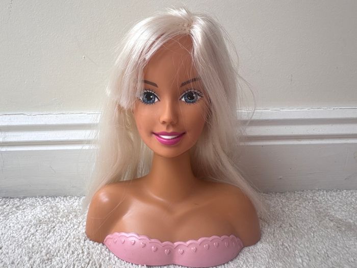 Barbie 1999 Blonde Hair Blue Eyes Doll Styling Head Mattel approx. 20 cm. Used Please see photos