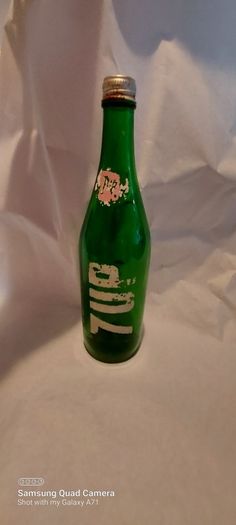 7up bottle with cap,used condition,nice advertising, price includes post to anywhere in Ireland thank you,see pictures,