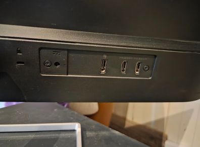 2 x Hp computer sceens like new come with HDI cables