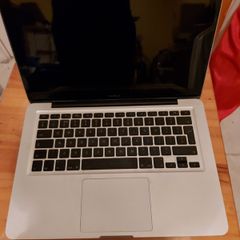 Apple MacBook, 2GB Ram, 256 GB HDD, Intel Core 2 Duo, 2.4GHz, Mac OS X, Plus loaded with childrens movies