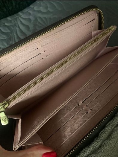 Louis Vuitton zippy wallet