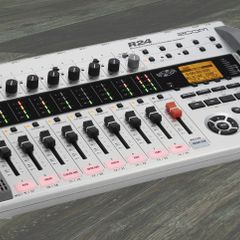 Zoom L24 - Multi track recorder - Live mixer