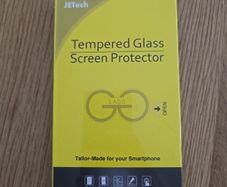 Pixel 7a screen protector unboxes
