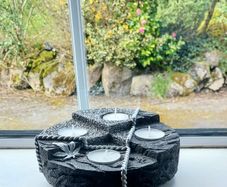 Tealight holder with tealights