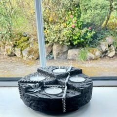 Tealight holder with tealights
