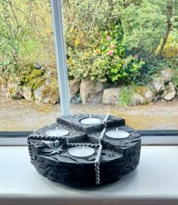 Tealight holder with tealights