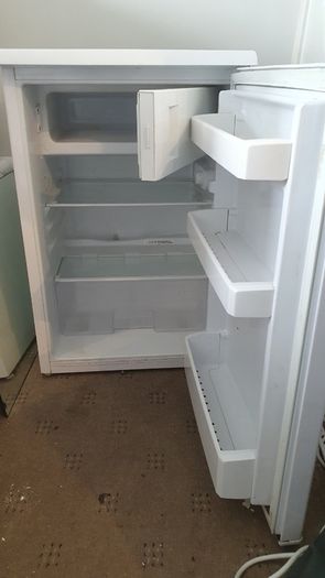 Fridge under counter with icebox
