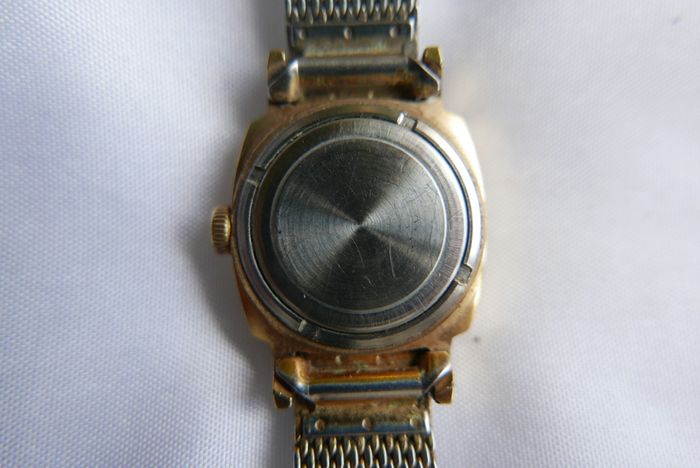 Vintage SEKONDA 1960/70s ladies wristwatch . Original Soviet production. Dial finished in burgundy and gold with black Roman numerals. Hand winding in full working order. Face showing 17 Jewels USSR. First class movement
