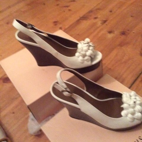 White leather wedges with floral detail