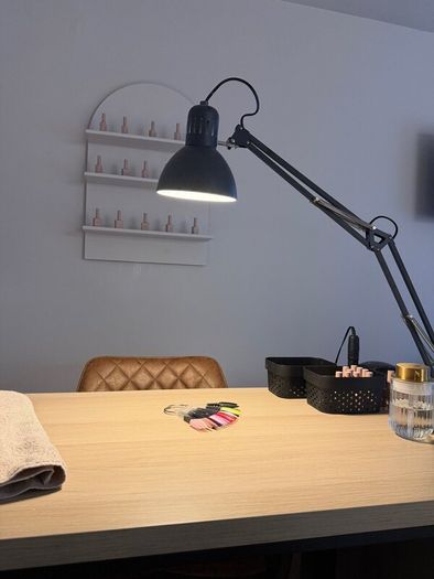 Rent a Room or Nail Desk