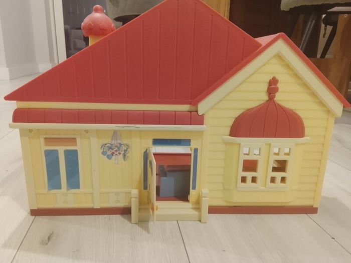 Bluey house and accessories