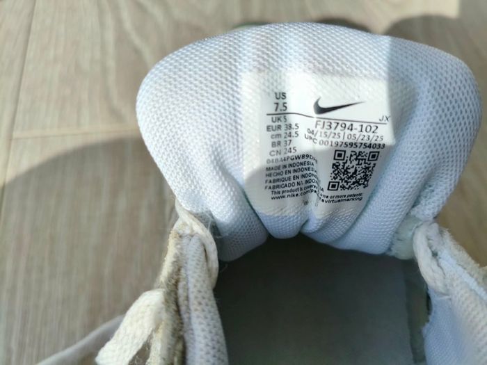 Nike trainers - beige and white - size UK 5