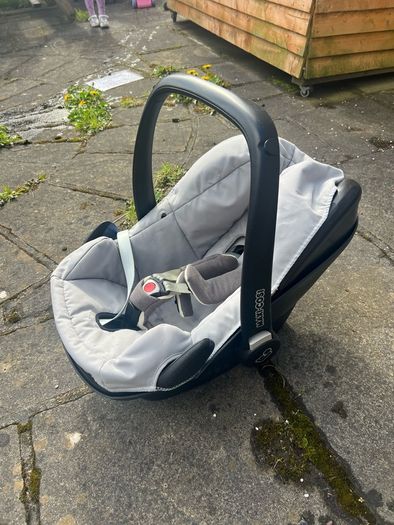 Maxi cosy baby car seat, works with and without isofix.