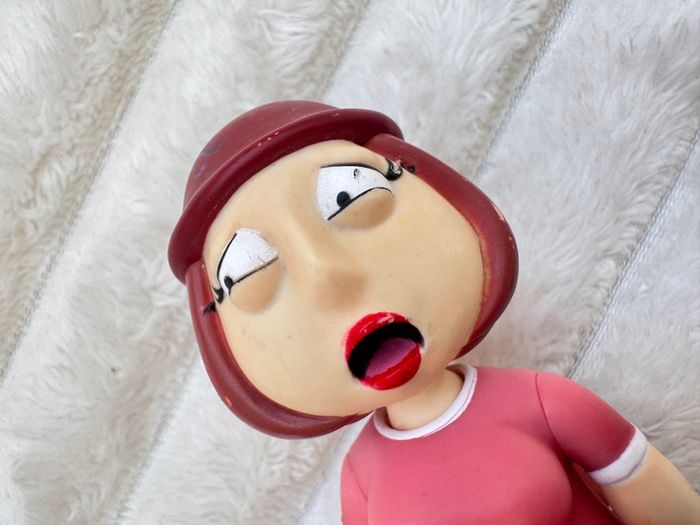Mezco Family Guy Meg 2005 Used Damaged approx. 11.5 cm. Please see photos