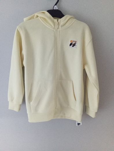 girls  full zip up.      aged 8 - 9. New