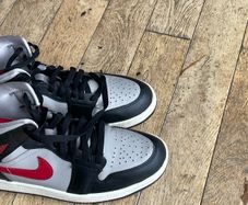Air Jordan 1 Mids size 6