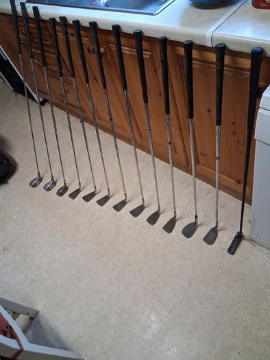 Golf Clubs. Complete Set Of Mens Right Handed Golf Clubs. Collect In Malahide Or Receive Via Registered Post.