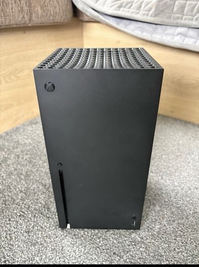 xbox series X 1TB and controller 2