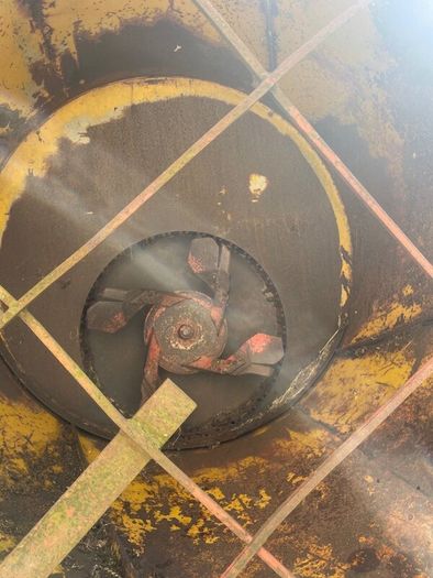 Teagle tomahawk round bale shredder