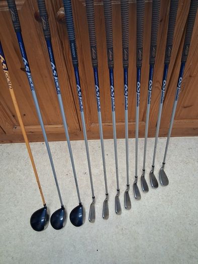Ladies Golf Clubs.  Complete Matching Set Of Nickent Ladies Right Handed Golf Clubs in Very Good+ Condition.