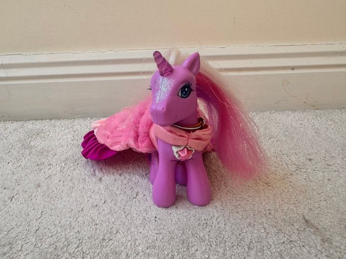 My Little Pony Lily Lightly Unicorn Light Up With Dress Damaged Dirty Lash approx. 12 cm. Used Please see photos