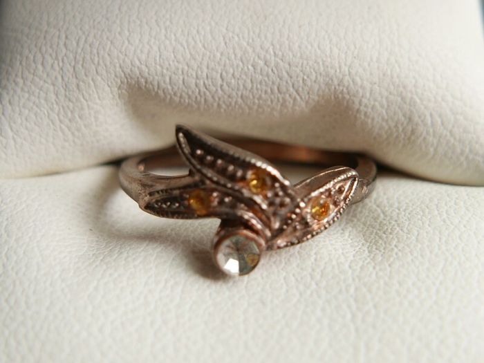 Vintage Sterling Silver Decorative leaf design ring with small stones