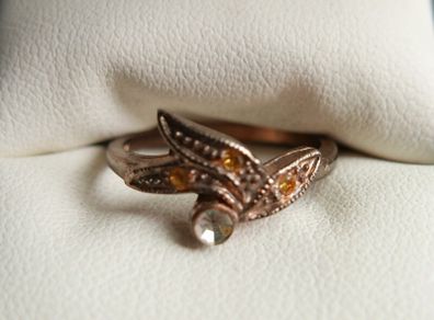 Vintage Sterling Silver Decorative leaf design ring with small stones