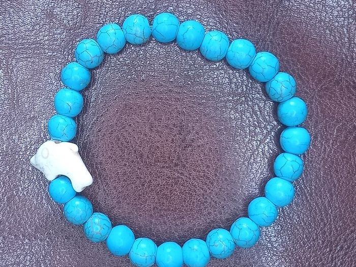 Vintage jewelry is sold individually for 5 to 10 euros