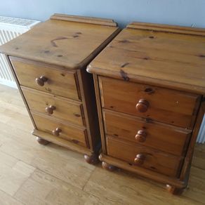 2 bedside lockers