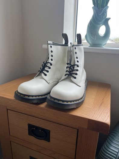 dr. martens white 8-eyelet boots size UK9