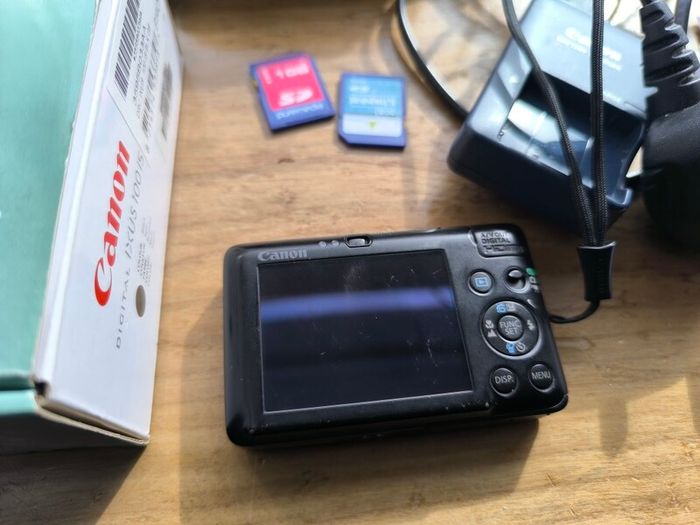 Canon IXUS 100 IS Digital Camera