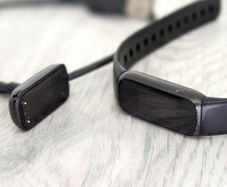 Active tracker Fitbit Luxe With Charger Battery Issue