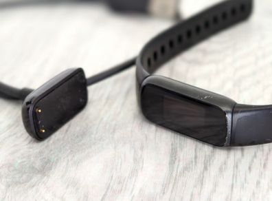 Active tracker Fitbit Luxe With Charger Battery Issue