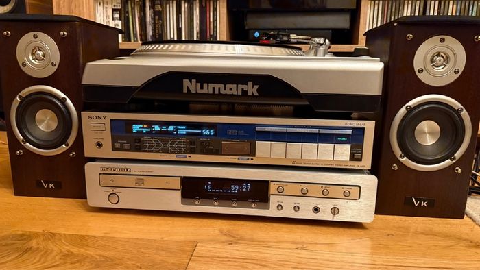 Sony amplifier , Marantz cd player, Numark turntable, VK speakers