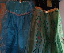 Anna and Elsa costumes age 4 BNWT