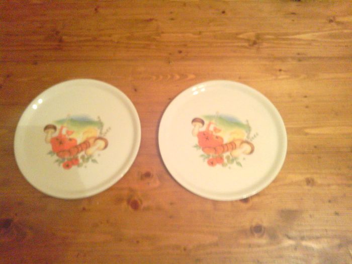 Two large pizza plats