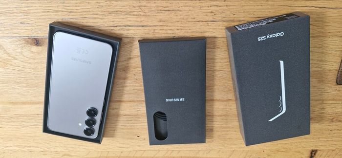 Samsung S25 Silver 128gb + Mag safe case