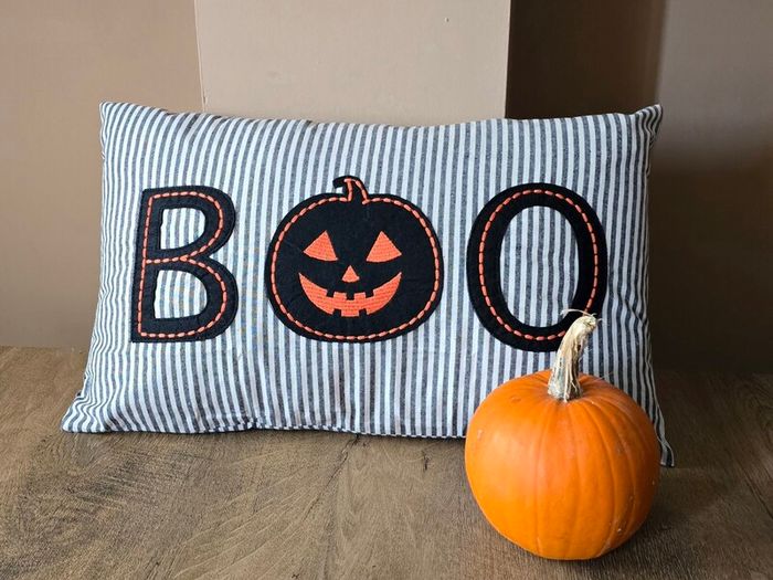 Striped Halloween cushion cover - Boo