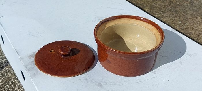 Pearsons of Chesterfield ,mini 1/2 pint individual casserole dish with lid ,,nice condition,, sold as is,