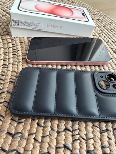 iphone 15- good as new with no scratches & with new phone accessories