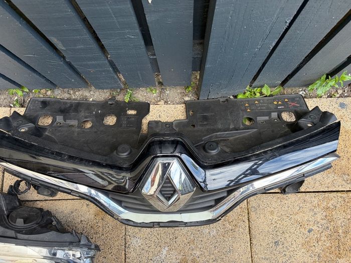 renault Captur 2017 grill and driver side headlight