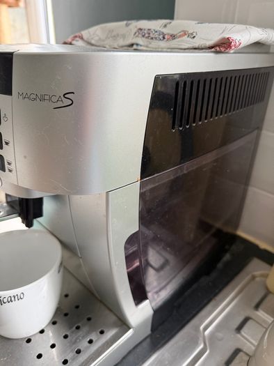 De Longhi Magnifica S coffee machine