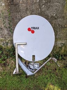 New Triax Satellite dish 95 cm with Wall Mount