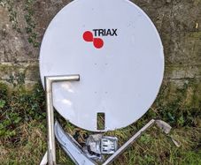 New Triax Satellite dish 95 cm with Wall Mount
