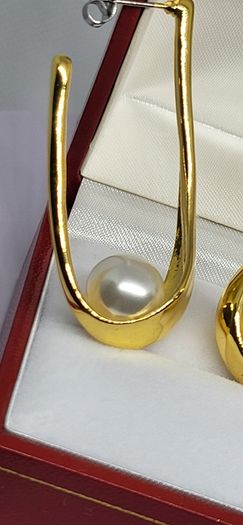 Beautiful earrings with pearls.